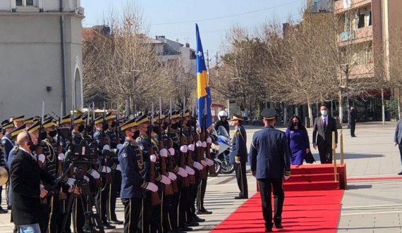  Fillon ceremonia zyrtare, Vjosa Osmani dhe Glauk Konjufca kalojnë pranë gardës së FSK-së 