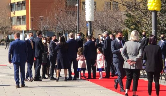  Albin Kurti shkon bashkë me ministra në ceremoninë zyrtare për presidentin 