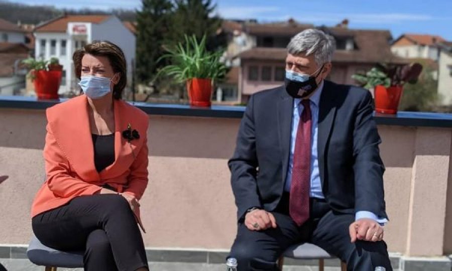 Jahjaga e Kosnett diskutojnë për hallet dhe shqetësimet e disa të mbijetuarave të dhunës 