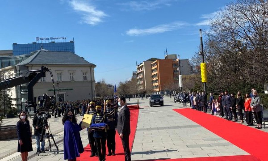  Vjosa Osmani e pranon zyrtarisht detyrën e presidentes së vendit 