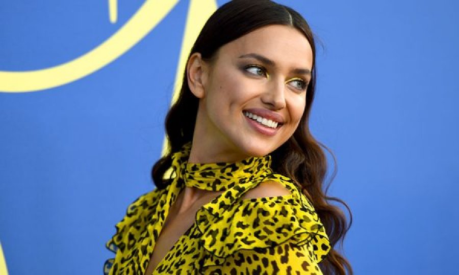 Irina Shayk shfaqet gati e zhveshur, mbulon trupin me disa rripa