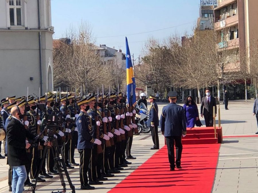  Fillon ceremonia zyrtare, Vjosa Osmani dhe Glauk Konjufca kalojnë pranë gardës së FSK-së 