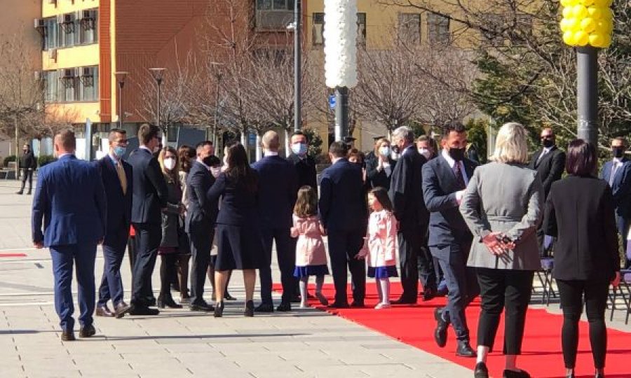  Albin Kurti shkon bashkë me ministra në ceremoninë zyrtare për presidentin 