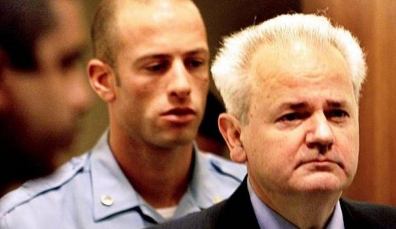 Serbia lëshon urdhër-arrest për njeriun që e arrestoi Sllobodan Millosheviqin