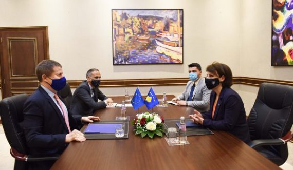 Ministrja Gërvalla priti në takim shefin e Zyrës së BE-së në Kosovë, Tomáš Szunyog