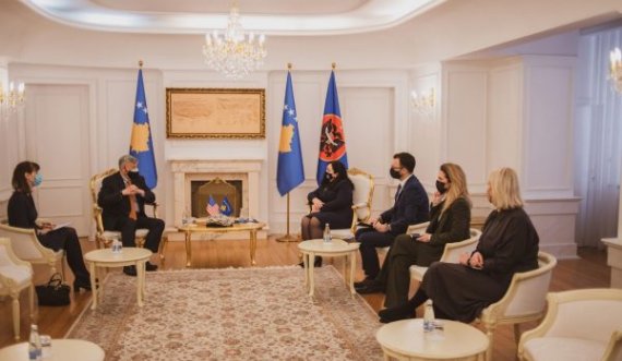 “Vjosa Osmani ka të drejtë ta mbajë flamurin e Rugovës kudo privatisht, por assesi në Presidencë”