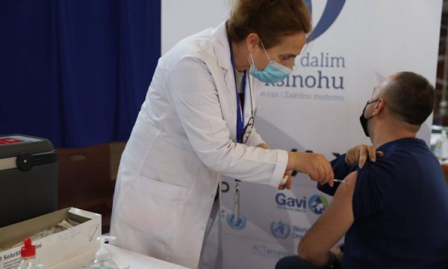  Edhe në Kaçanik nis vaksinimi i stafit shëndetësorë kundër COVID-19, në dispozicion kanë vetëm 70 vaksina 