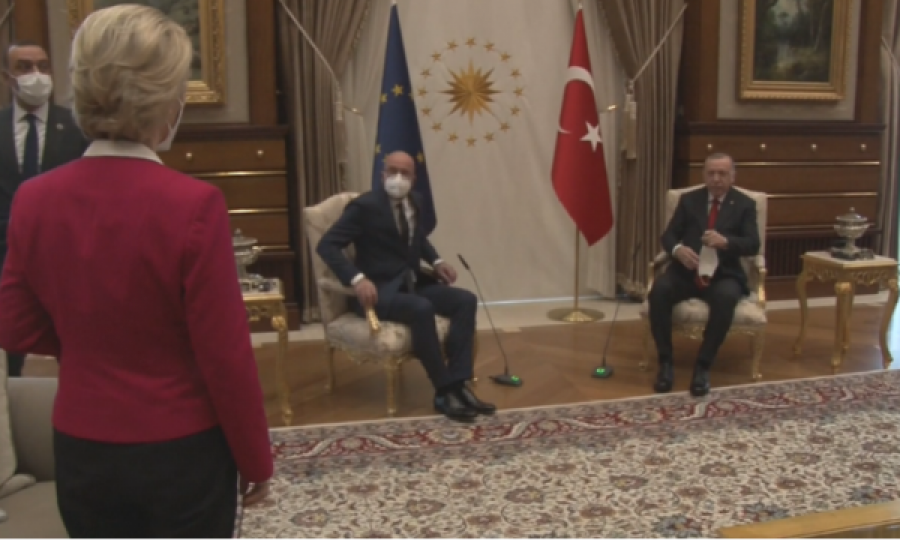  Gafa e Presidencës turke, karrige zyrtare vetëm për burrat, Leyen ulet në divan 