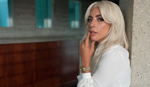 Lady Gaga shfaqet si kurrë më parë e veshur me fustan nusërie dhe ne mbetëm pa fjalë!