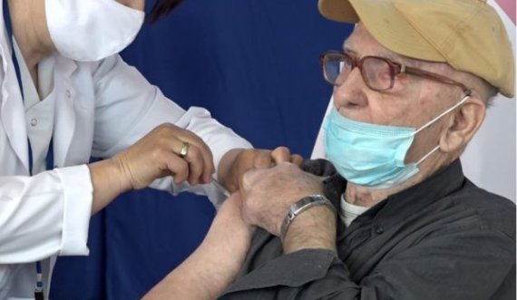  Ish-minatori 89-vjeçar, i moshuari i parë qe e merr vaksinën Astra Zeneca në Kosovë 