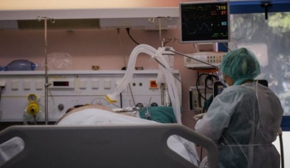  Shqiptarin e bezdis zhurma, i shkëput ventilatorin 76 vjeçarit që ishte i intubuar 