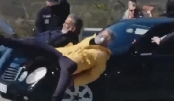  Protestuesit hipin mbi veturën ku ishte vajza e kryeministrit të Malit të Zi 