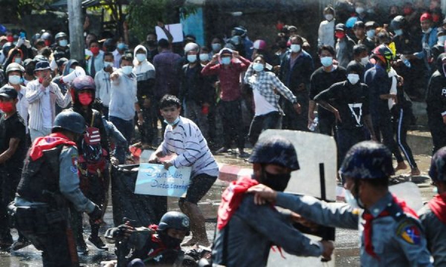  Protestuesit luftojnë me armë gjuetie kundër ushtrisë puçiste në Birmani, 11 të vrarë 