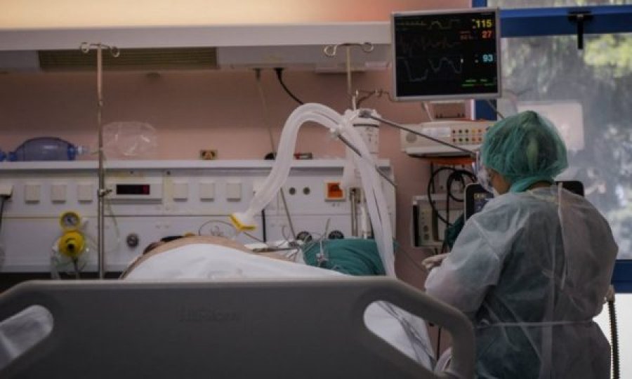  Shqiptarin e bezdis zhurma, i shkëput ventilatorin 76 vjeçarit që ishte i intubuar 