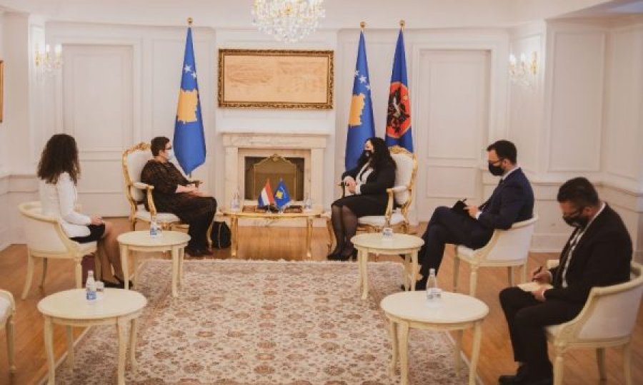 Vjosa Osmani në takim me ambasadoren holandeze, kërkon ndihmë për Kosovën në sigurimin e vaksinës anti-Covid 19 