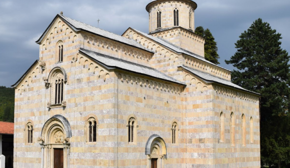 Shqiptarët të gatshëm që të mbrojnë Manastirin e Deçanit