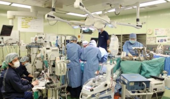 Kryhet me sukses transplanti i parë i mushkërive në botë: Pacienti me COVID merr inde nga dhuruesi i painfektuar 