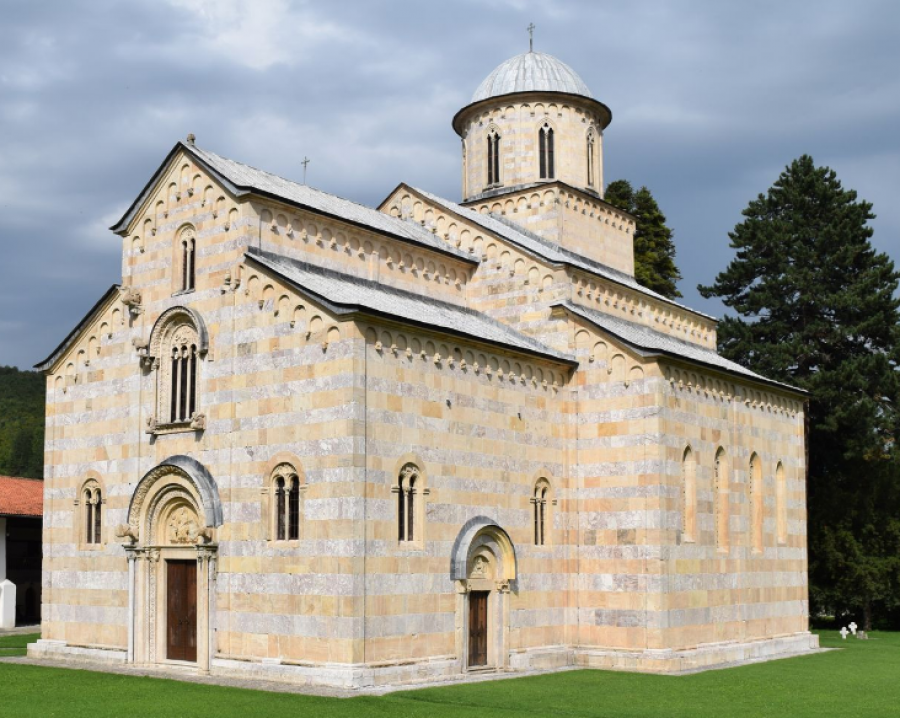 Shqiptarët të gatshëm që të mbrojnë Manastirin e Deçanit