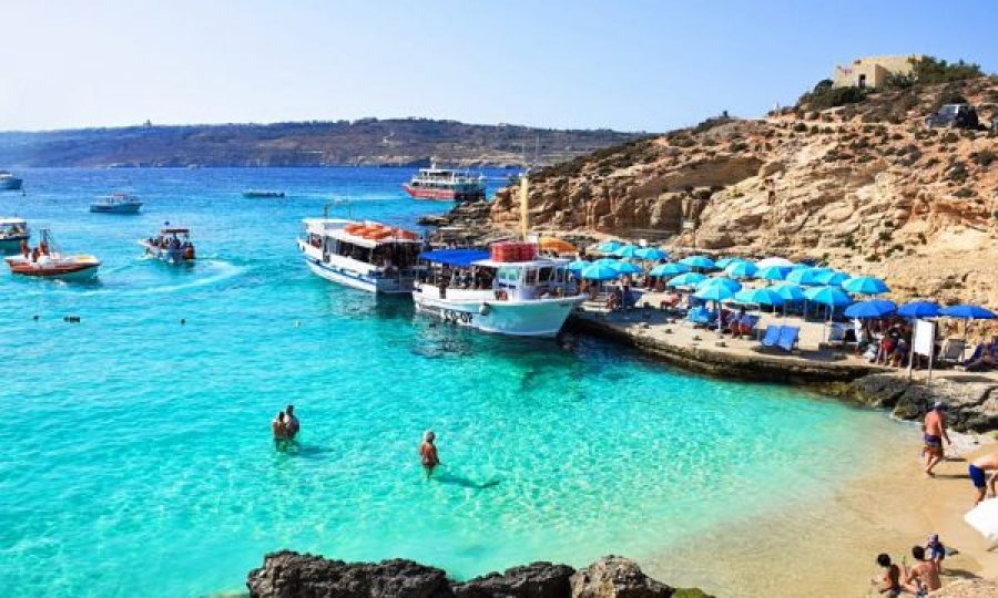 Ky vend do të paguajë turistët që vizitojnë vendin gjatë kësaj vere