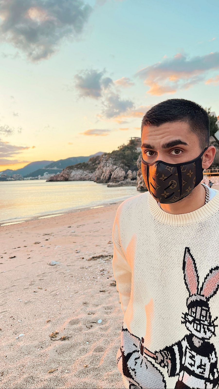 Butrint Imeri shfaqet me maskë “Louis Vuitton”, kjo është vlera e saj 