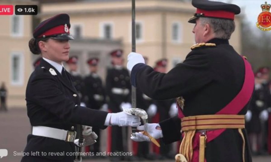 Pamje nga momenti kur kadetja e FSK-së nderohet me çmimin prestigjioz nga Akademia Ushtarake e Mbretërisë së Bashkuar
