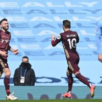 Leedsi me 10 lojtarë e shokon në fund Manchester Cityn