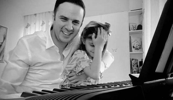 Lumir Abdixhiku ndan momente duke luajtur piano me vajzën e tij: Ja dolëm ma n’fund 