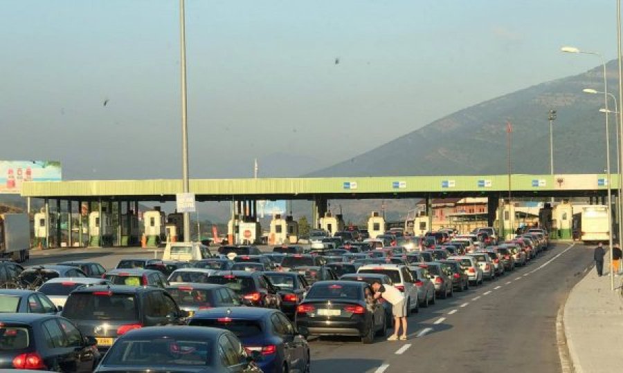  Kolona deri në 400 metra në kufirin me Shqipërinë 