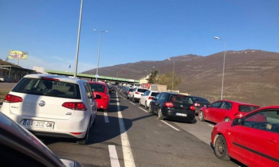  Edhe sot vazhdojnë kolonat e qytetarëve në kufi me Shqipërinë 