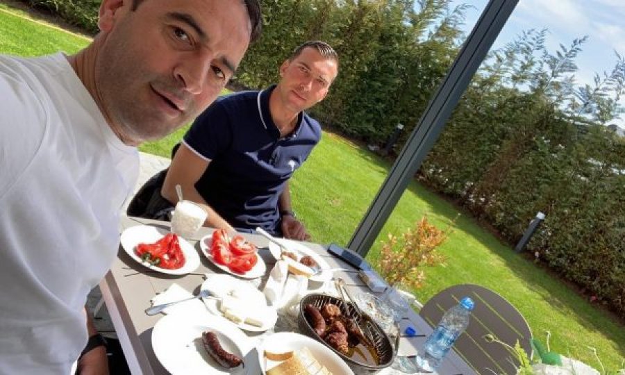  Speca, domate, djathë e suxhuk, Daut Haradinaj e Luan Haradinaj drekojnë bashkë 