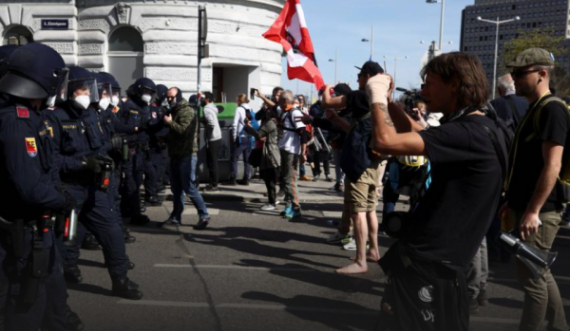 Shtohet zemërimi i qytetarëve në shumë shtete evropiane për masat anti-COVID