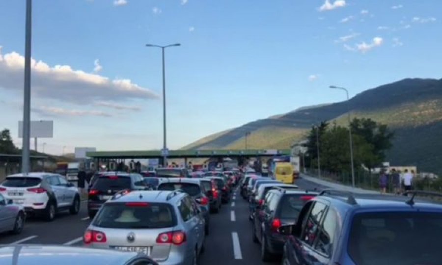 Kosovarët ia mësynë Shqipërisë për fundjavë, por a duhet të izolohen kur të kthehen?