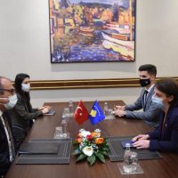 Ministrja Gërvalla takohet me ambasadorin e Turqisë, flasin për bashkëpunim ekonomik