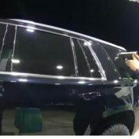 Momenti kur togeri i ushtrisë amerikane kapet dhe sulmohet me sprej nga dy policë