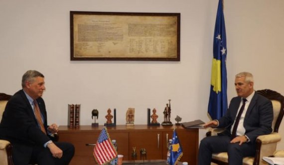 Ambasadori Kosnett: Diskutim i mirë me Sveçlën për çështjet anti-korrupsion, sundimin e ligjit e qeverisjen e mirë