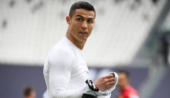 Nga zemërimi i madh, Ronaldo jo vetëm që e hodhi fanellën por e grushtoi edhe murin