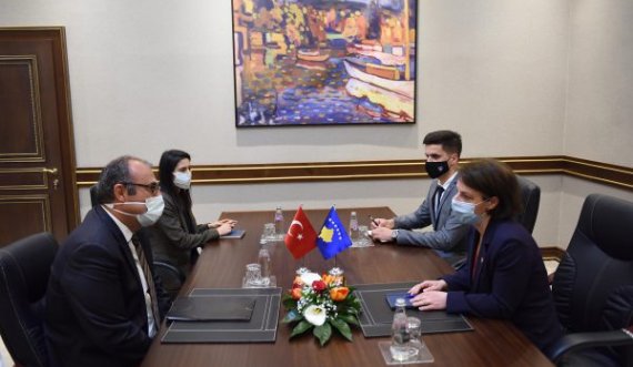 Ministrja Gërvalla takohet me ambasadorin e Turqisë, flasin për bashkëpunim ekonomik