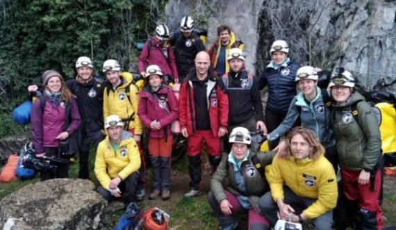  15 vullnetarë izolohen qëllimisht në shpellë 40 ditë, për të hetuar efektet e humbjes së kohës 