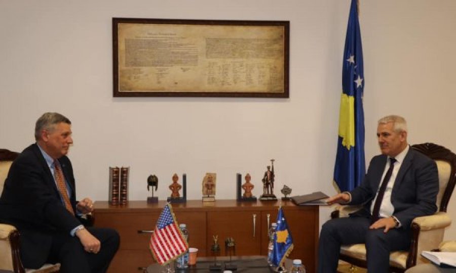 Ambasadori Kosnett: Diskutim i mirë me Sveçlën për çështjet anti-korrupsion, sundimin e ligjit e qeverisjen e mirë