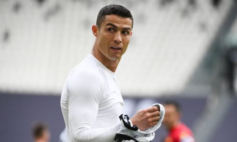 Nga zemërimi i madh, Ronaldo jo vetëm që e hodhi fanellën por e grushtoi edhe murin