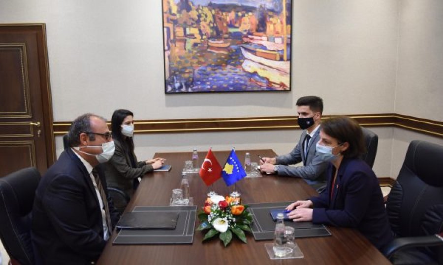 Ministrja Gërvalla takohet me ambasadorin e Turqisë, flasin për bashkëpunim ekonomik