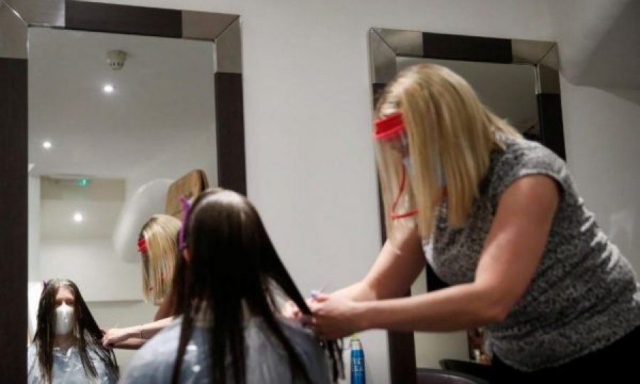  Rihapet ky vend, qytetarët presin në radhë për blerje e prerje flokësh 