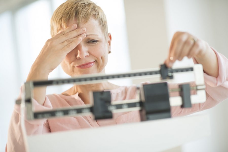 Përse shtojnë peshë gratë në menopauzë? Këto janë disa nga arsyet kryesore