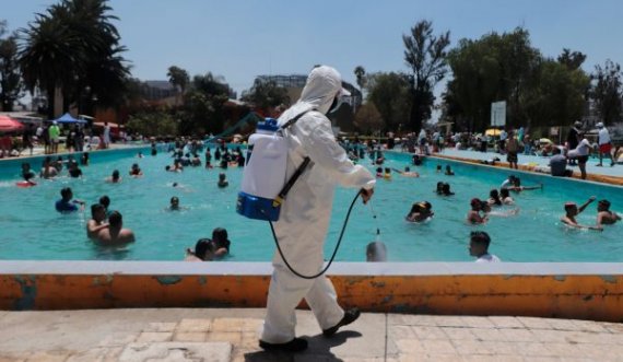Studimi: Uji me klor i pishinës “mund të vrasë” koronavirusin në 30 sekonda