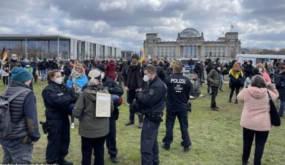 Merkel shton fuqitë, shpërthejnë protestat në Gjermani