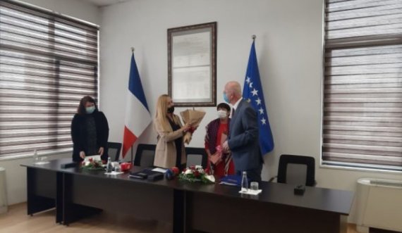  ​Nënshkruhet marrëveshja që ua mundëson zyrtarëve të lartë publikë në Kosovë të mësojnë gjuhen frënge 