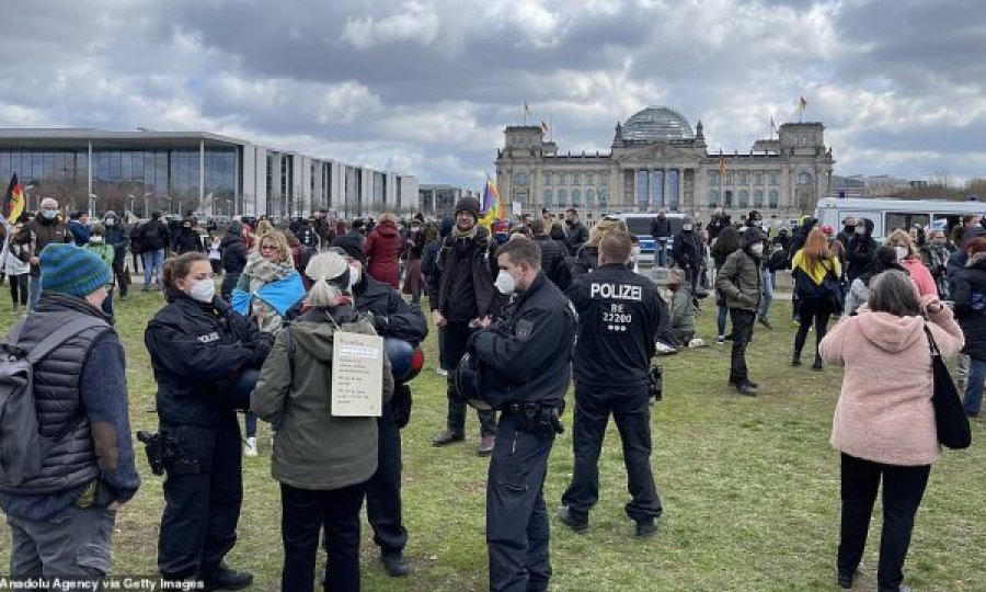 Merkel shton fuqitë, shpërthejnë protestat në Gjermani