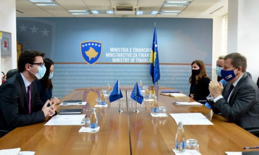 Ministri Murati takohet me ambasadorin e BE’së në Kosovë, flasin për krijimin e Fondit Sovran