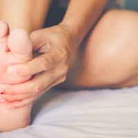 Ngërçi i gishtave të këmbës – nga nga çka shkaktohet dhe si mund ta trajtoni