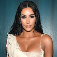 Kim Kardashian poston foto të nxehta, shumë miliarder ngarendin pas saj